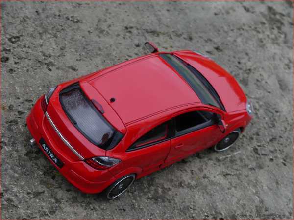 1:18 Opel Astra GTC 2005 RED + OZ DTM Alu = inkl OVP